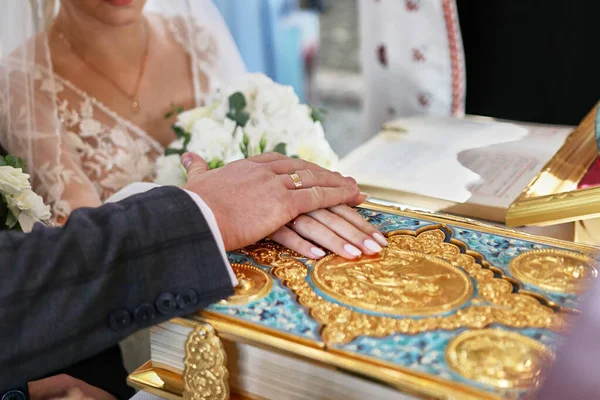 Bruden Och Brudgummen Lade Händerna Evangeliet Ett Kyrkbröllop — Stockfoto