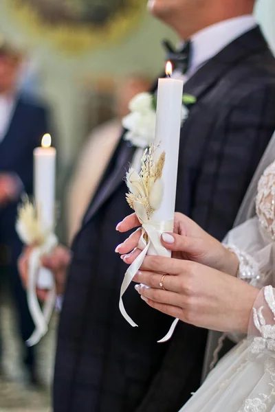 Gelin Damat Kilise Düğününde Mum Tutarlar — Stok fotoğraf