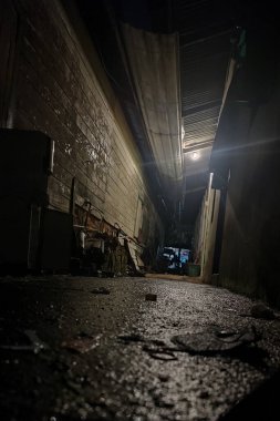Işıklı karanlık yeraltı tüneli.