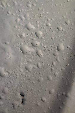 Öğleden sonra Bilbao şehrindeki su birikintisine su damlaları ve yağmur yağar.