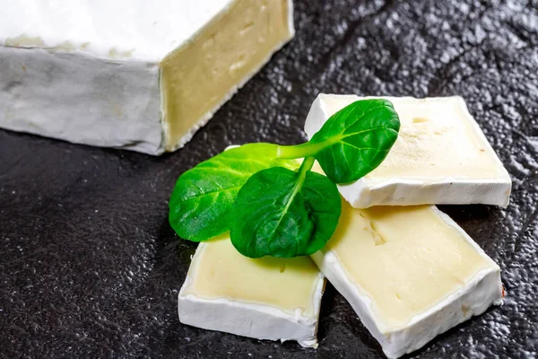 Formaggio Brie Affettato Con Verdure Sfondo Nero — Foto Stock