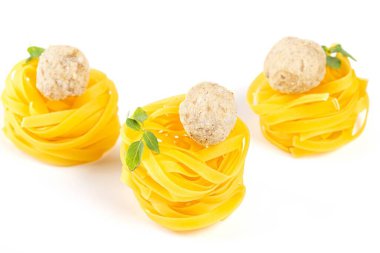 Beyaz arka planda çiğ köfteli Tagliatelle.