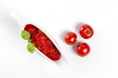 Domates sosu ve beyaz sırtlı taze vişneli domates manzarası.