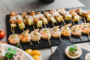 Mango, Avokado ve Sosu olan karides kanepeleri