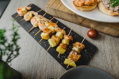 Peynirli Mango Barbekü Kanepesi.