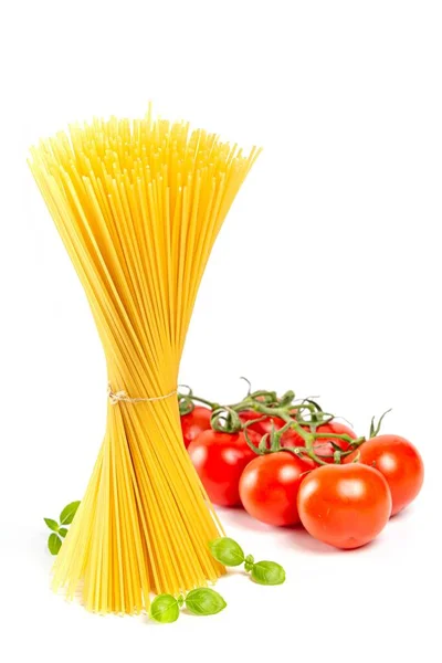 Ramo Espaguetis Secos Con Tomates Frescos Sobre Fondo Blanco — Foto de Stock