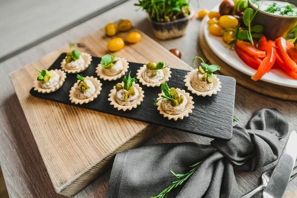 Kremalı Pasta Kanepeleri ve Siyah Tabakta Yeşiller.