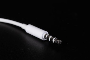 Ses mini kriko kablosu siyah üzerine izole edildi