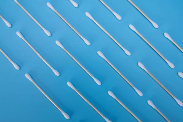 Muster Von Null Abfall Bambus Wattestäbchen Auf Blauem Hintergrund — Stockfoto