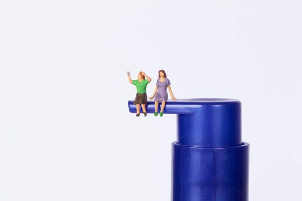 二つの小さな女の子座っています上の青い化粧品スキンケアコイン — ストック写真