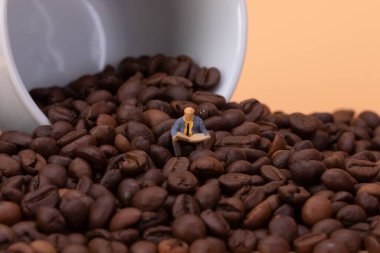 Kahveye oturup gazete okuyan bir adam.