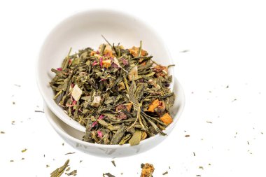 Turunçgil dilimleri, kurutulmuş meyve ve peta ile kurutulmuş yeşil çay yaprakları.