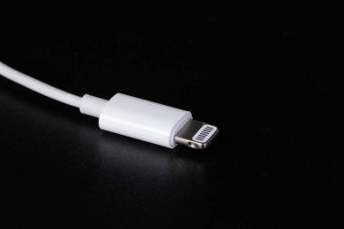 Telefon şarj konnektörü makro görüntüsü siyah üzerine izole edildi