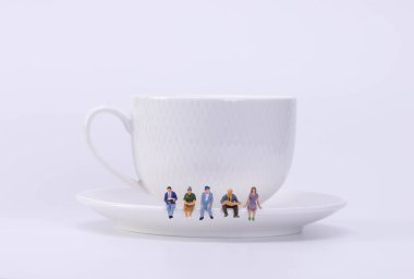 Minyatür insan figürleri grup oturma, bekleme ve okuma n