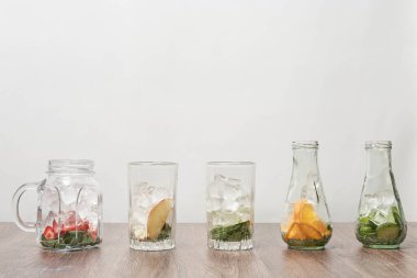 Kaynaşmak için çeşitli meyveler ve malzemeler içeren kadehler.