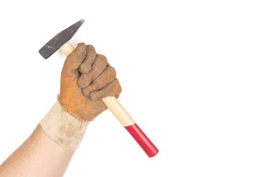 İş eldivenlerini beyaz arkaplandaki çekiçle birlikte verin.