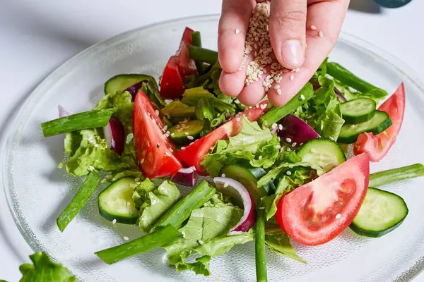 Grüner Salat Aus Blättern Und Tomaten — Stockfoto