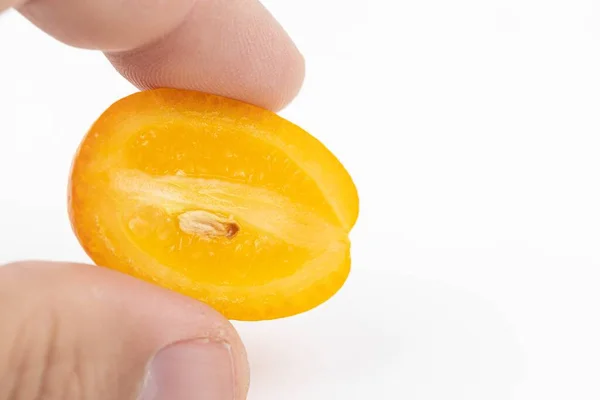 Kumquat Fatiado Mão Acima Fundo Branco Com Cópia Spac — Fotografia de Stock