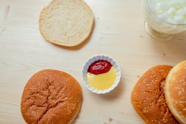 Hamburger tarifi için mayonezli ketçap sosu.