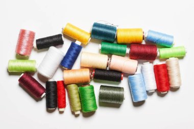 Renkli iplikli makaralar yığını