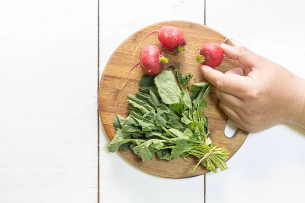 Red Radishes Wooden Cutting Board Copy Space — Foto de Stock