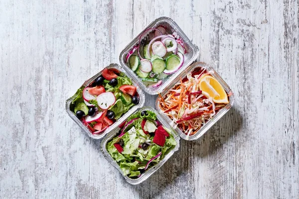 Boîtes Lunch Plastique Avec Délicieux Plats Végétariens Sur Table — Photo