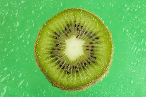 Närbild Skivad Kiwi Grön Bakgrund Med Vattendroppar — Stockfoto