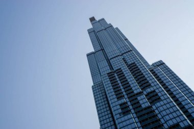 Vincom Landmark 81 Wolkenkratzer mit wolkenlosem blauen Himmel i