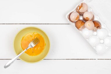 Kutuda yumurta kabukları olan yumurta karışımının üst görünümü