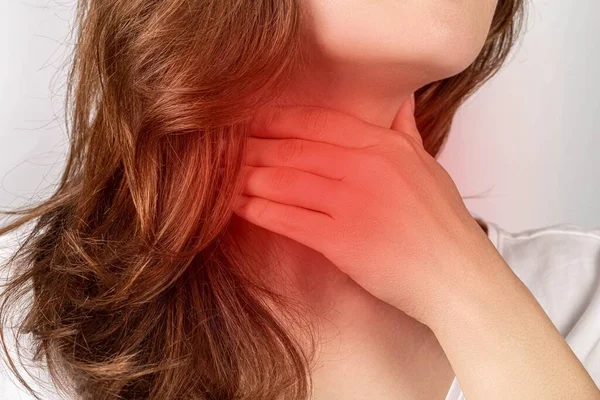 Frau Mit Halsschmerzen Hält Ihren Hals — Stockfoto