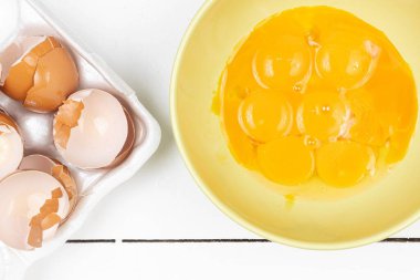 Tabaktaki çiğ yumurta karışımının üst görüntüsü