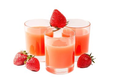 Üç bardak meyve suyu ve olgun çilek.