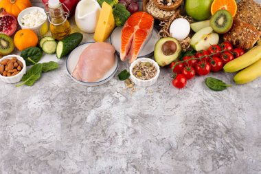 Lezzetli yemek düzenleme düzlüğü, muz, portakal, yumurta, kırmızı, yeşil,