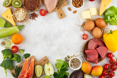 Yumurta, patates, balık, nar, limon ve diğer baharatlar, sebze ve elmalar da var, lezzetli, yemek, düzenleme, kırmızı, yeşil.