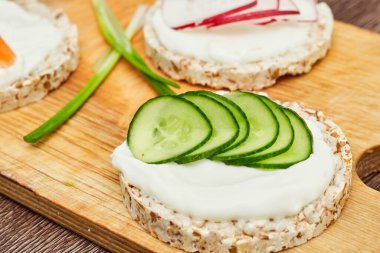 Lezzetli kahvaltı - çıtır ekmek ve salatalıklı sandviç.