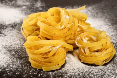 İtalyan usulü taze makarna ve un.