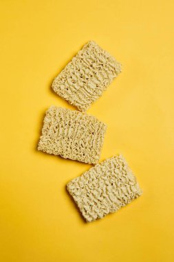 Sarı arka planda anlık erişte