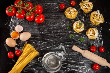 Üst manzara, koyu arkaplanda İtalyan gıda ürünleri olan çerçeve