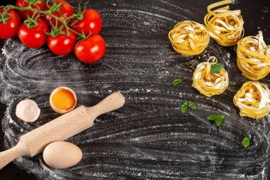 Çiğ fettucine, domates, yumurta ve un.