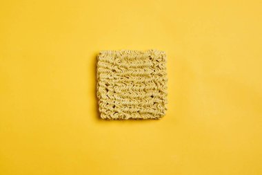 Çabuk pişmiş sarı erişte.