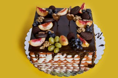 Bisküvi, üzüm ve şeftalili ev yapımı çikolatalı pasta.