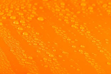 Su turuncu zemine damlıyor, kapanıyor.