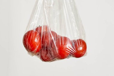 Pakette taze kırmızı domates var.