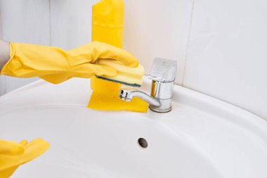 Hizmetçi el temizliği modern banyo havuzu.