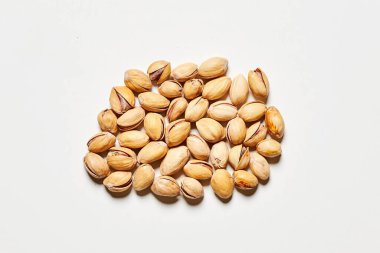 Beyaz bir arka planda kabukta fıstık yığını