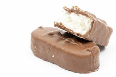 Fotokopi alanı olan beyaz arkaplan üzerinde hindistan cevizi çikolatası