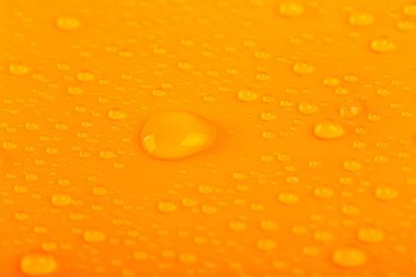 su damlaları ile turuncu arka plan