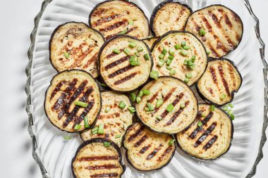 Bir tabak dolusu fırında patlıcan kesiği.