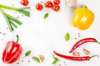Beyaz üzerine taze sebze ve baharat çerçevesi.