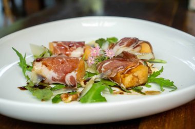 Honeydew Kavunu 'nun Parma Jambonuna sarılı fotoğrafı 